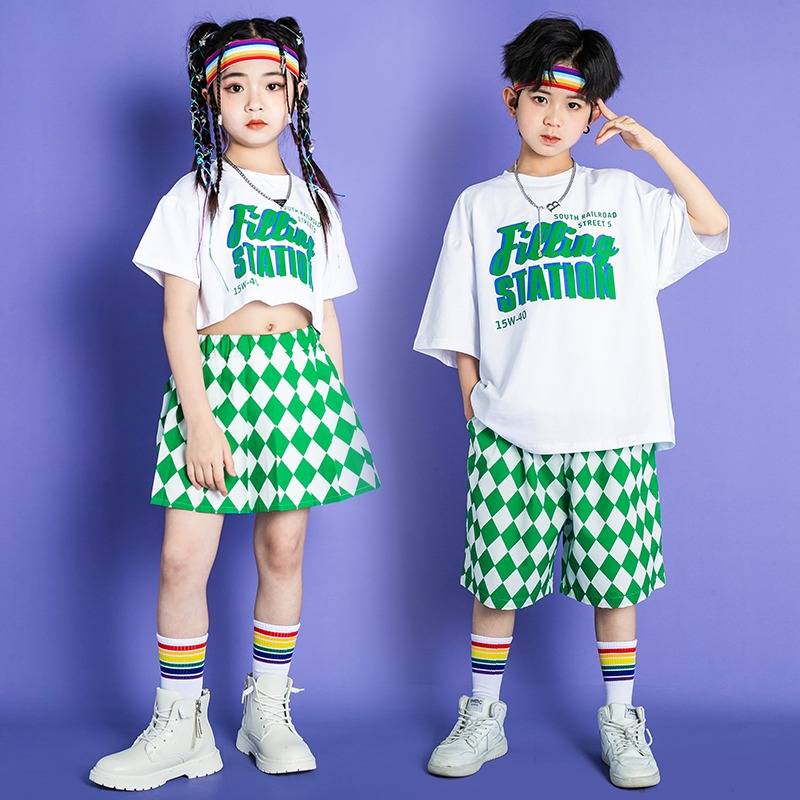 The opening ceremony of the spot primary school sports meeting, clothing 6 Z, a young children showing the Kindergarten Garden Clothing Street