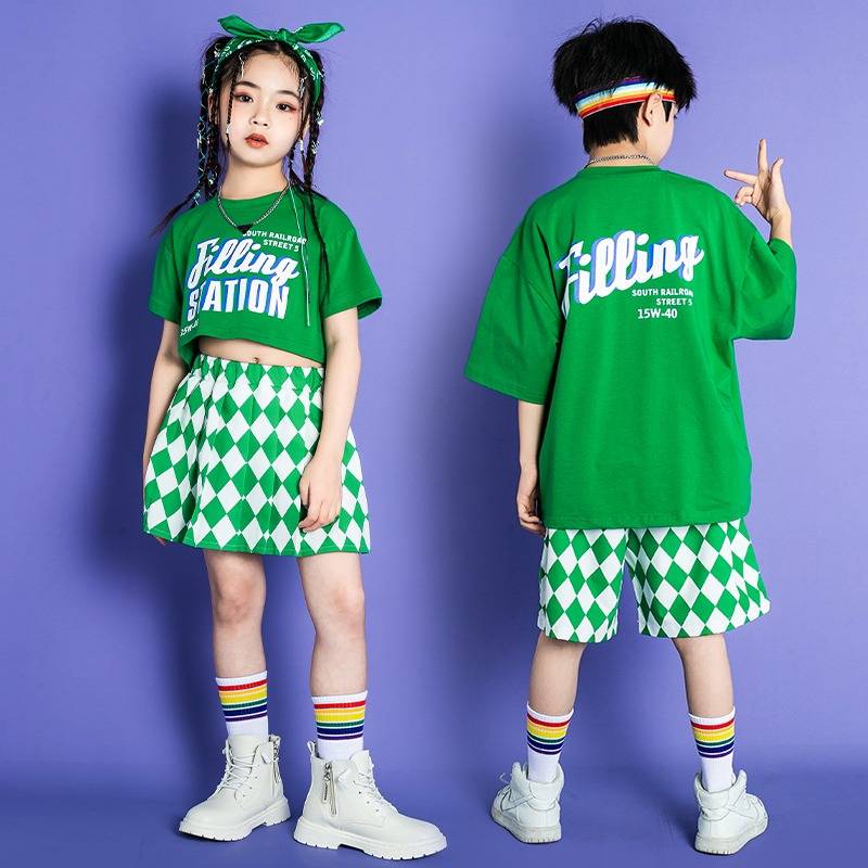 The opening ceremony of the spot primary school sports meeting, clothing 6 Z, a young children showing the Kindergarten Garden Clothing Street