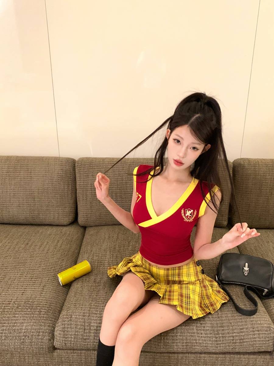 Women's team played the Lala team dance clothing and clothing female student sports meeting performance service football baby performance cheerleading team
