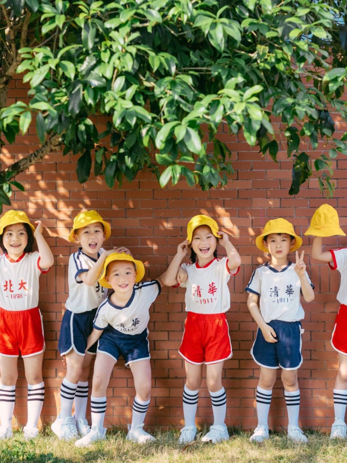 Kindergarten cheerleading team performance clothing Peking University Tsinghua short -sleeved suit summer graduation photo show