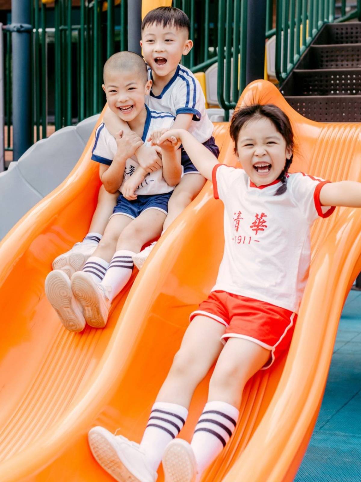 Kindergarten cheerleading team performance clothing Peking University Tsinghua short -sleeved suit summer graduation photo show