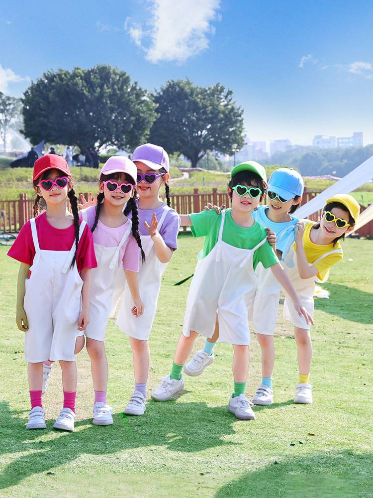 Children's cheerleading team showing kindergarten Kindergarten Summer Belt Pants Service Primary School Students Graduation Photo Chorus Performance Service