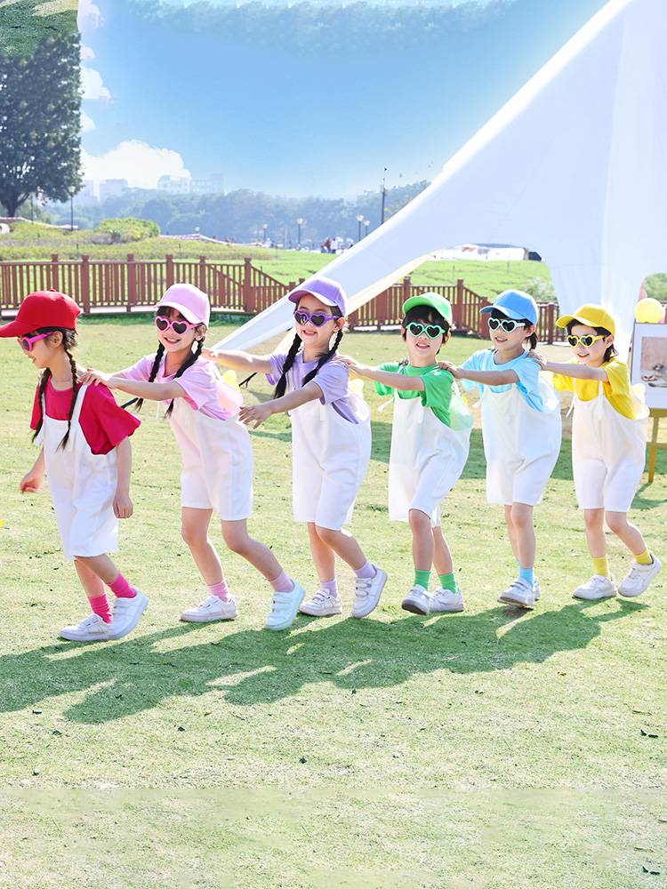 Children's cheerleading team showing kindergarten Kindergarten Summer Belt Pants Service Primary School Students Graduation Photo Chorus Performance Service