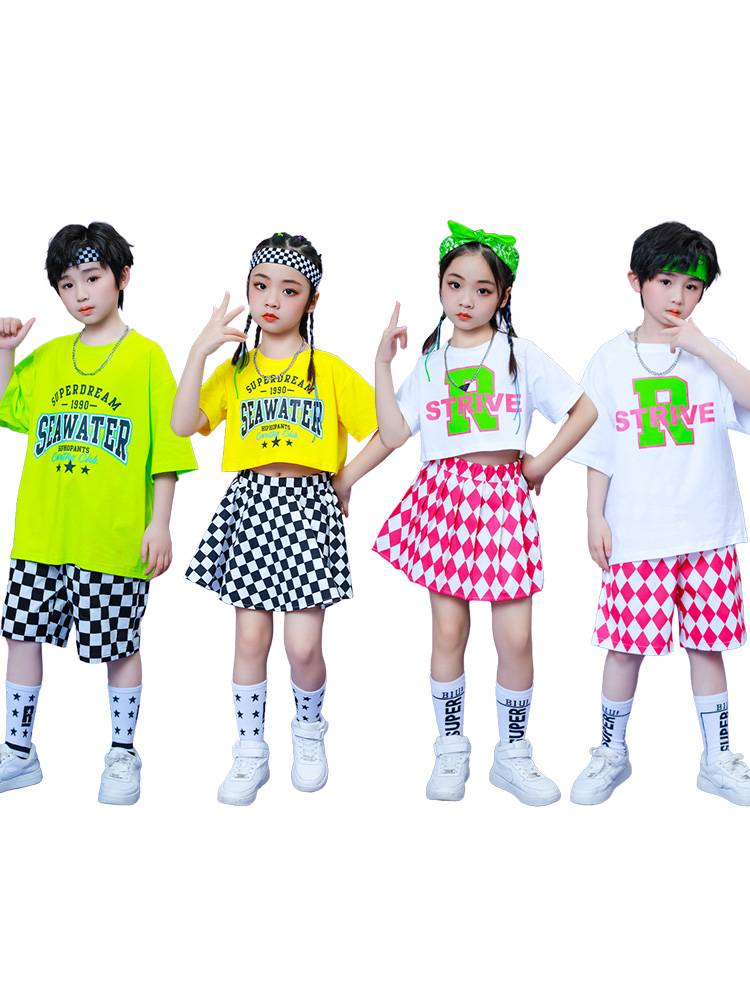 Children's cheerleading team showing chorus jazz dance modern dance service men's and women's games
