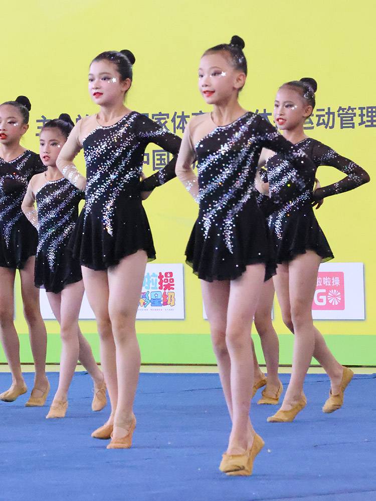 A new set of 24-year-old girls in cheerleading costumes