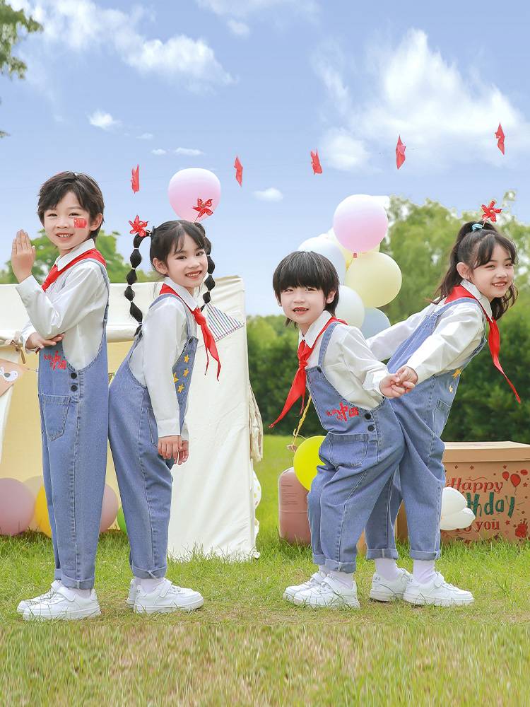 Children's cheerleading team performance sports meeting opening ceremony of kindergarten primary school boys and girls chorus suite
