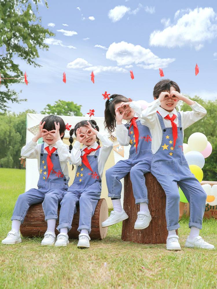 Children's cheerleading team performance sports meeting opening ceremony of kindergarten primary school boys and girls chorus suite