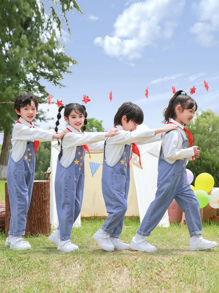 Children's cheerleading team performance sports meeting opening ceremony of kindergarten primary school boys and girls chorus suite