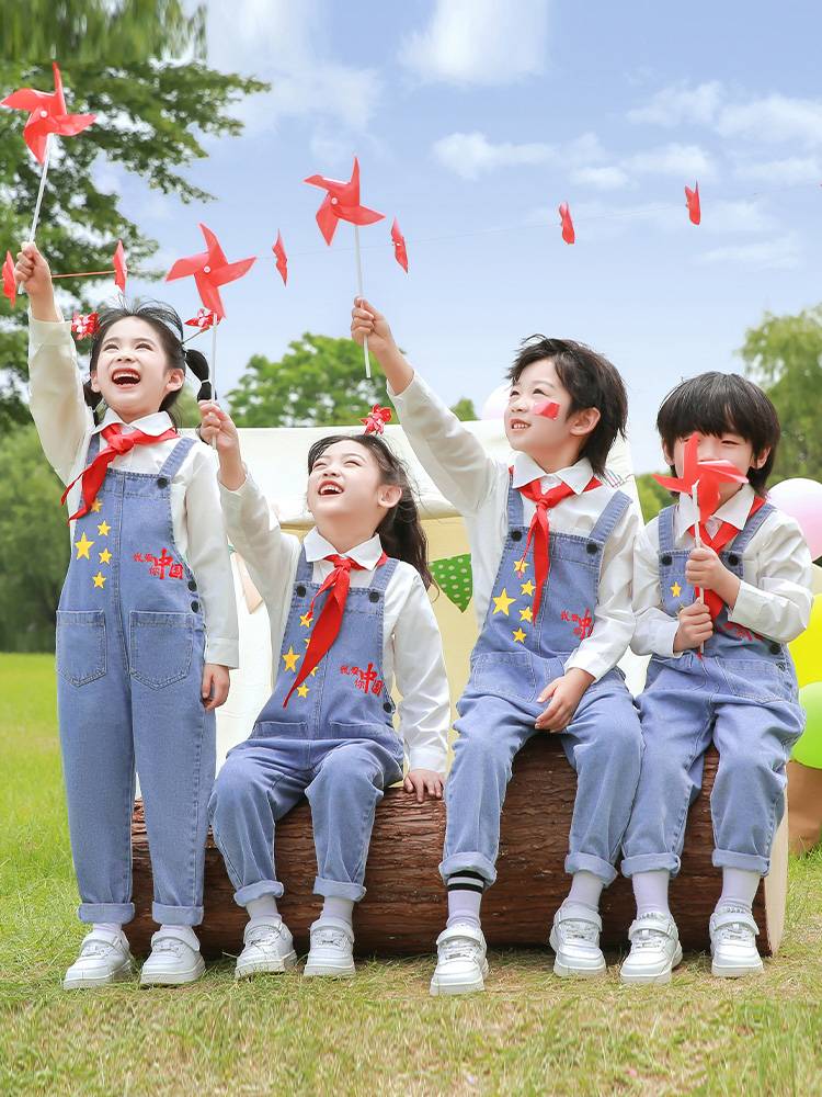 Children's cheerleading team performance sports meeting opening ceremony of kindergarten primary school boys and girls chorus suite