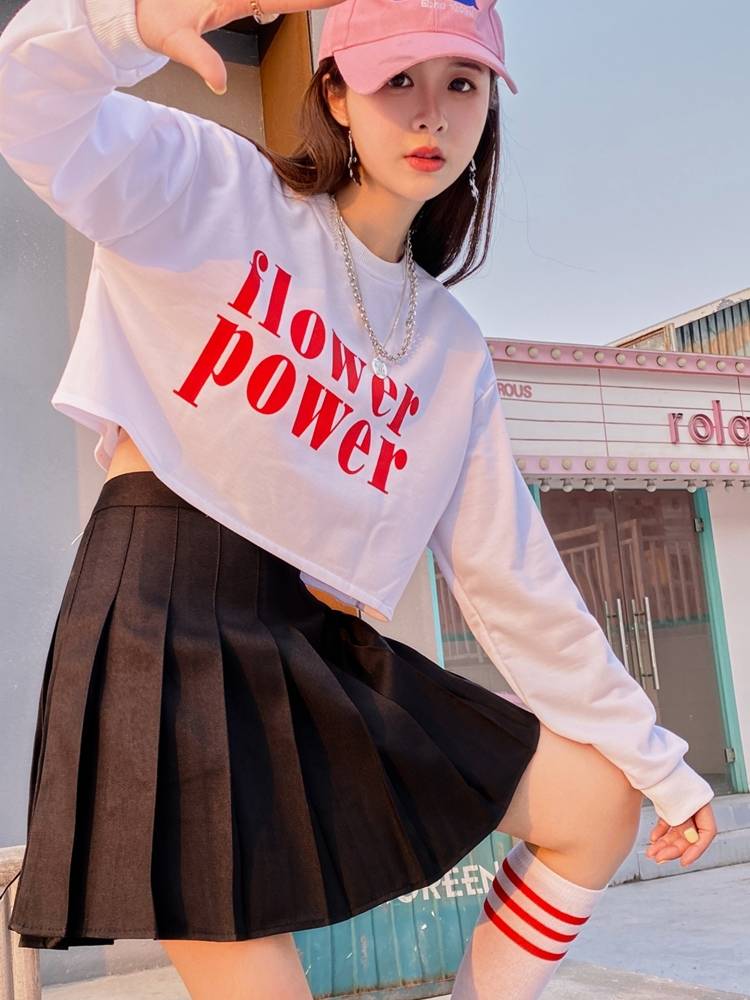 The Korean dancers dance suit, long sleeves, cheering for high school students