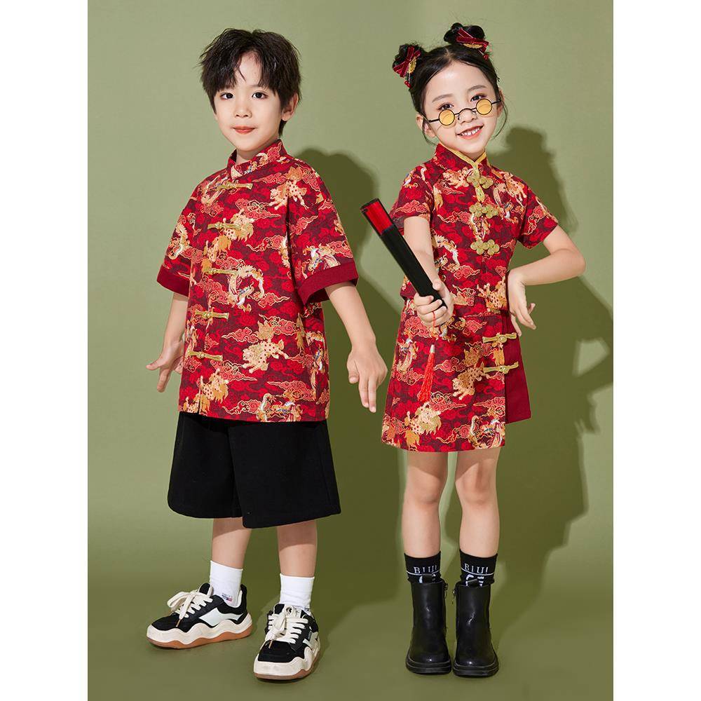 Primary school student Liuyi cheerleading team performed a happy national tide style Tang dress young children Chinese style poetry chanting chorus