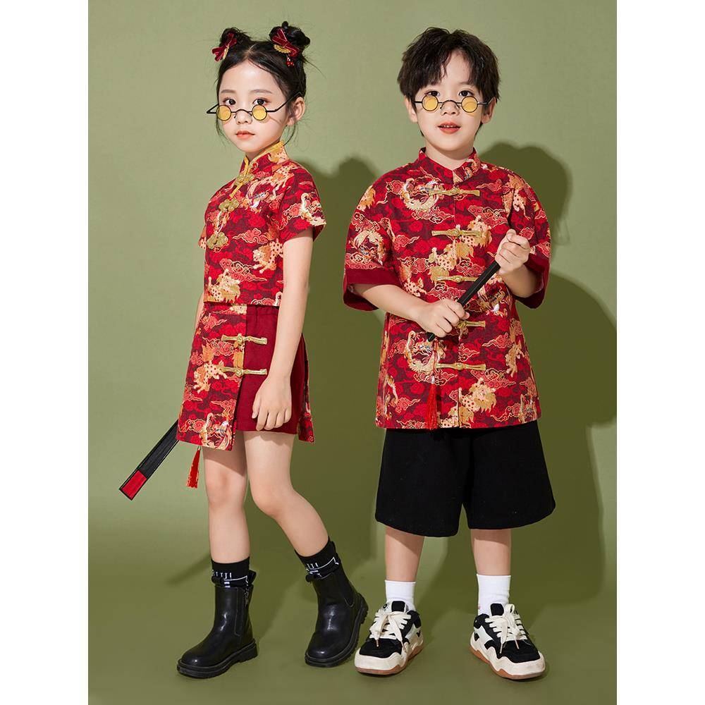 Primary school student Liuyi cheerleading team performed a happy national tide style Tang dress young children Chinese style poetry chanting chorus