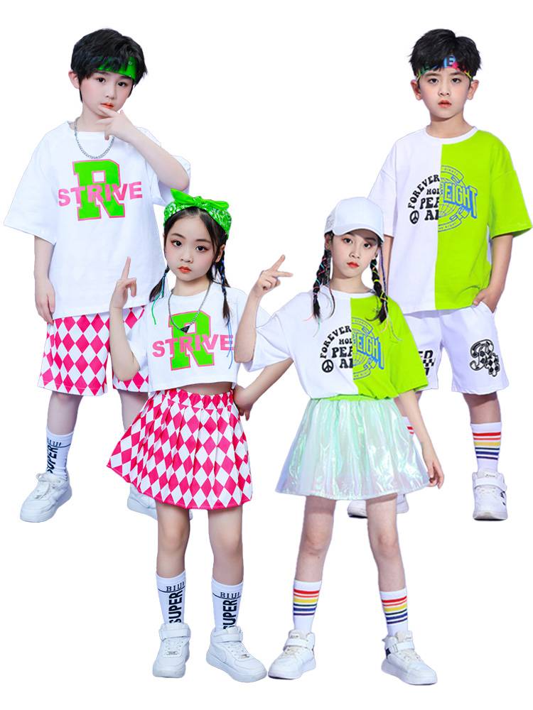 The opening ceremony of the primary school sports meeting group cheerleading team shows the clothing male hip -hop hip -hop jazz dance service