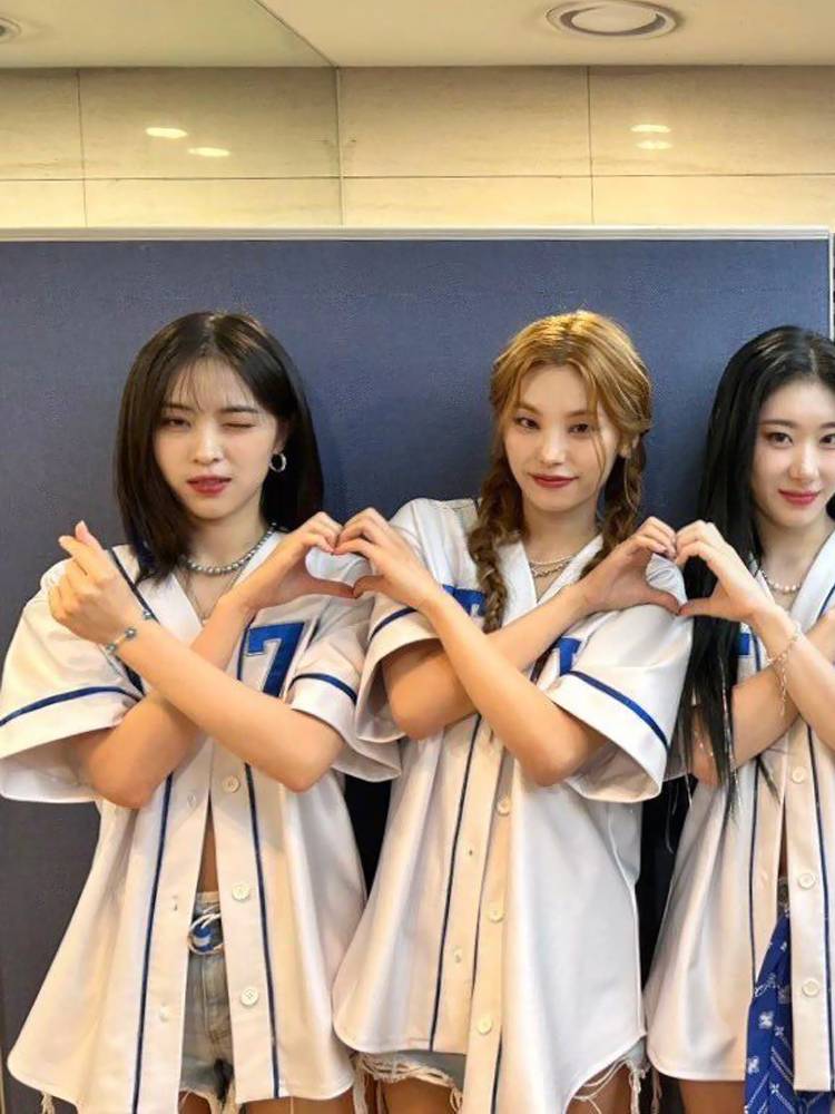 ITZY women's group in the same style of singing clothing American baseball uniform la la la la la la streets dance hip -hop jazz KPOP performance suit