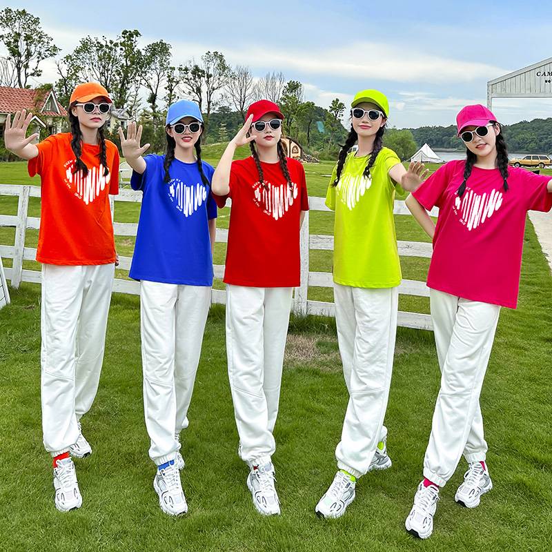 The adult Korean jazz dance shows the boys and girls cheerleaders, and the short skirts of short sleeves