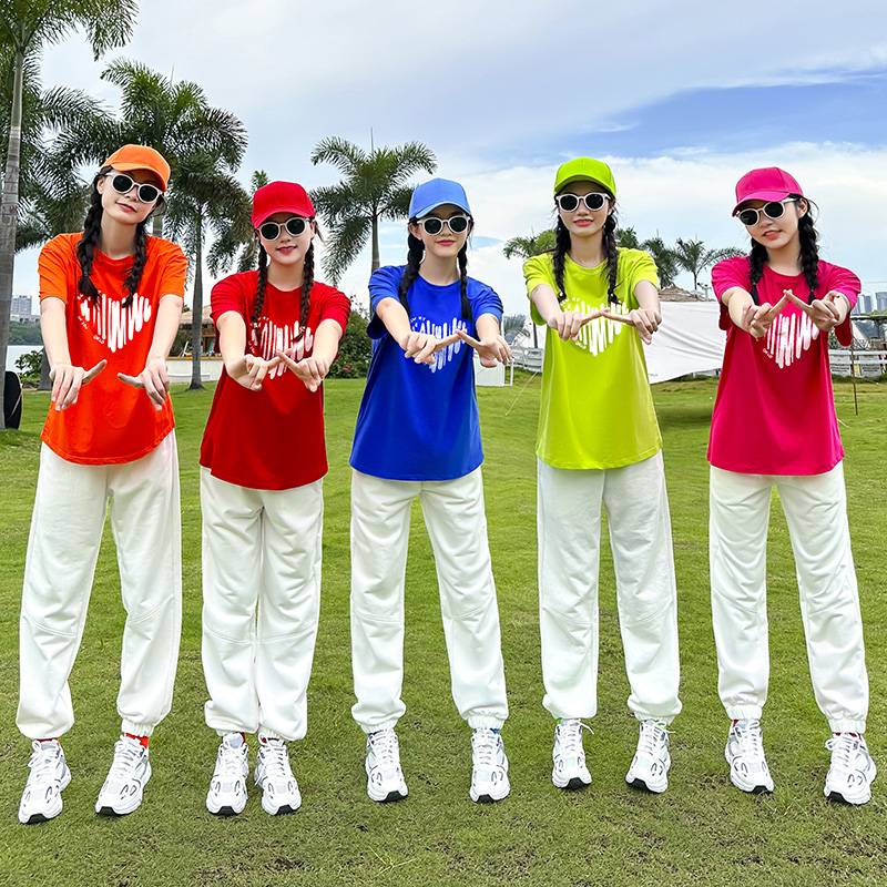 The adult Korean jazz dance shows the boys and girls cheerleaders, and the short skirts of short sleeves