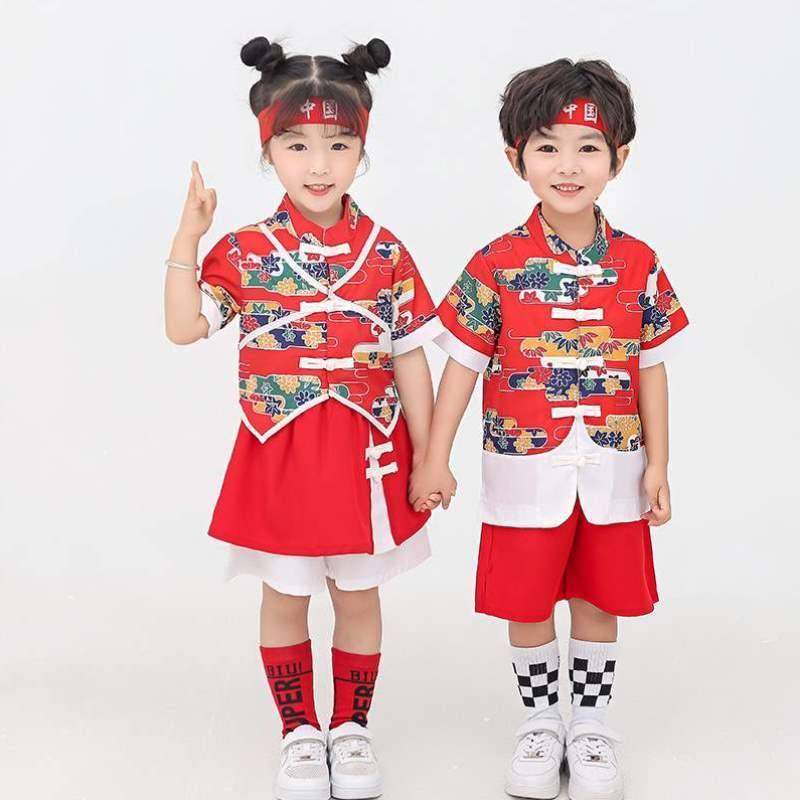 Brothers and sisters performed Chinese style street dance baby Liuyi kindergarten men and women in the summer pretending cheerleader! Guo Chao