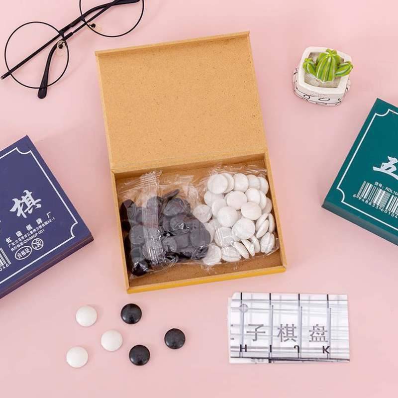 Children's black and white primary school game chess and cards, fifty -child chess folding old -fashioned special toys!