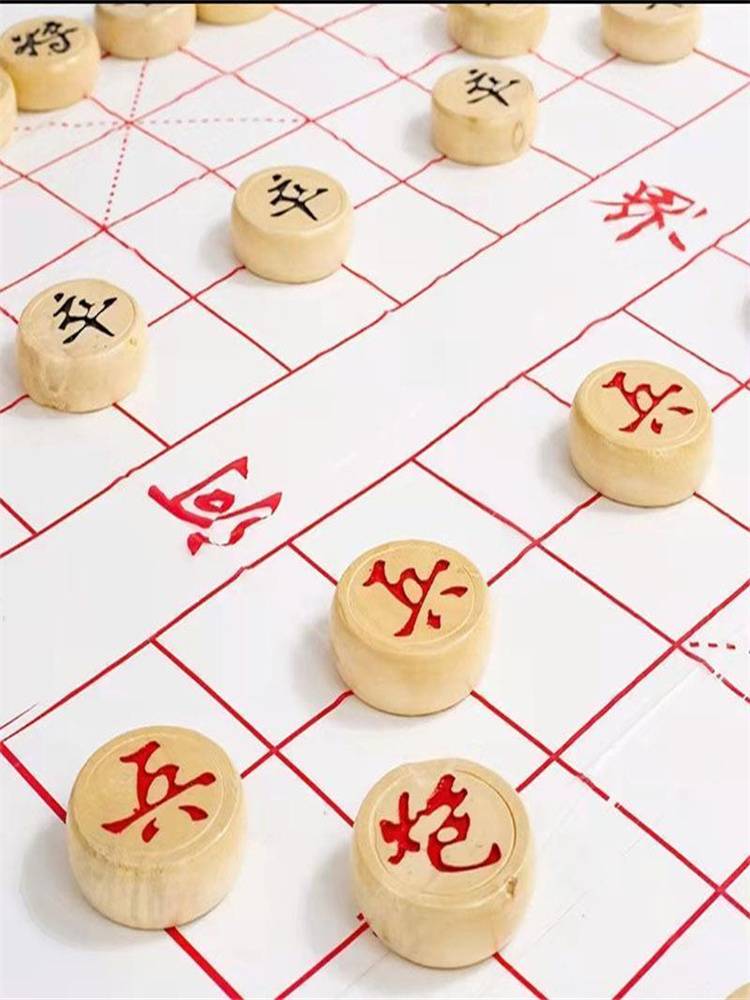 Chinese chess wooden adult leisure chess and small, small, small, small, small, solid wood avatar chess, primary school students puzzle toys