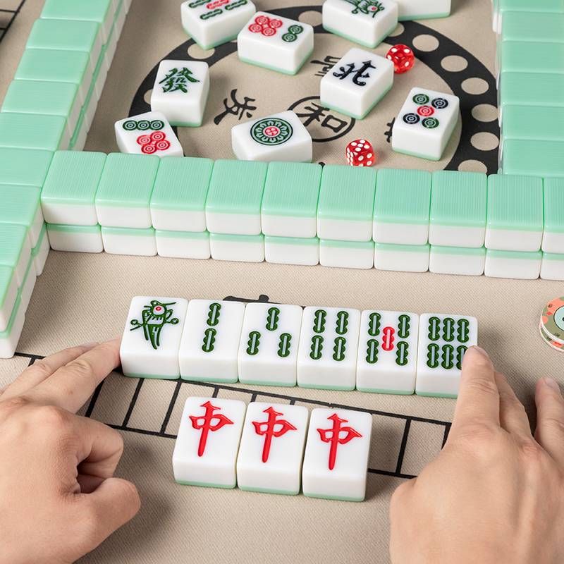 The mahjong family used their hand to wipe the mahjong mahjong mahjong's hands, and they put 144 dice on the table