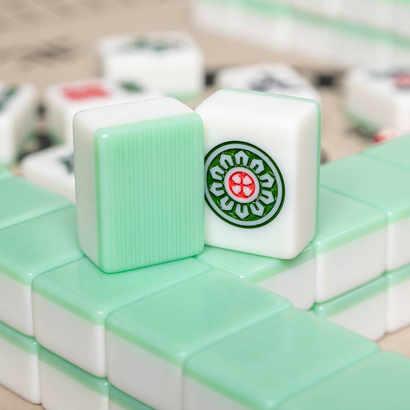 The mahjong family used their hand to wipe the mahjong mahjong mahjong's hands, and they put 144 dice on the table