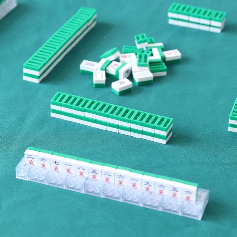 the mini-magic mahjong, small mahjong, travels outside the house with his hands. mahjong plays cards