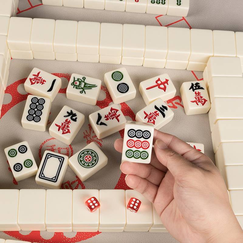 The mahjong family used their hands to swung the 1st medium mahjong, 144 ivory table dice