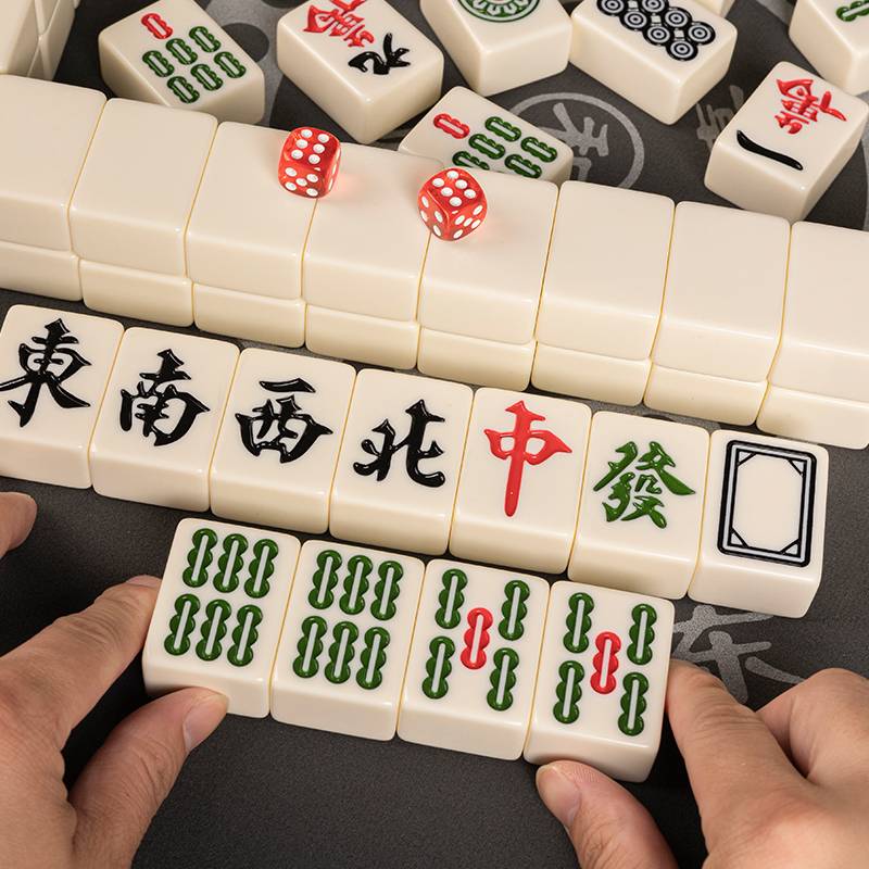 The mahjong family used their hands to swung the 1st medium mahjong, 144 ivory table dice