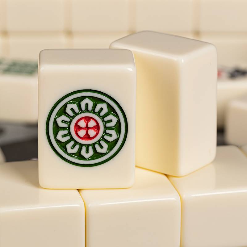 The mahjong family used their hands to swung the 1st medium mahjong, 144 ivory table dice