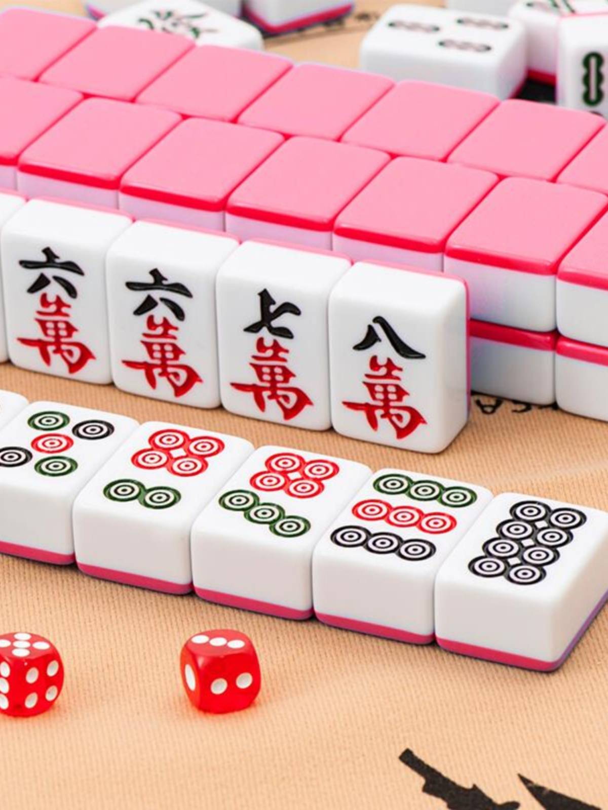 mahjong's hand is playing mahjong with a large medium mahjong