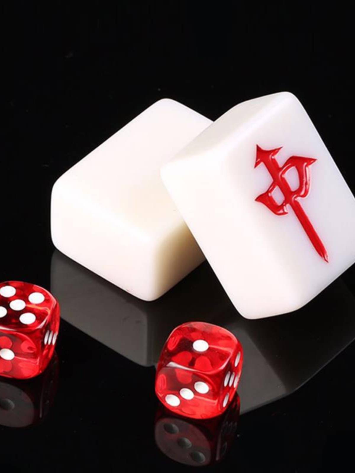 mahjong's hand is playing mahjong with a large medium mahjong