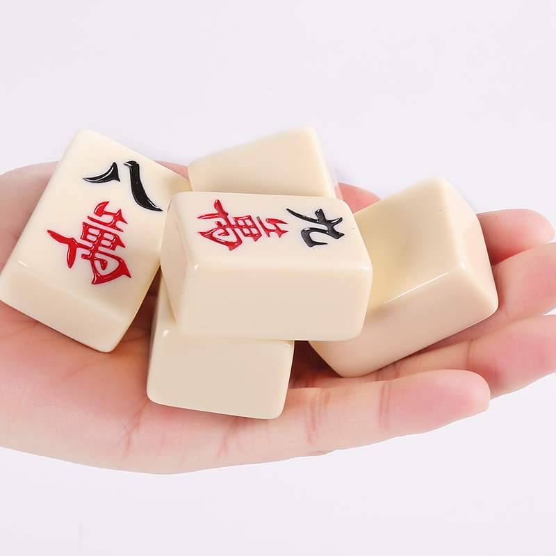 The sparrow has a high-quality ivory mahjong with 144 medium-size hand rubs on the table