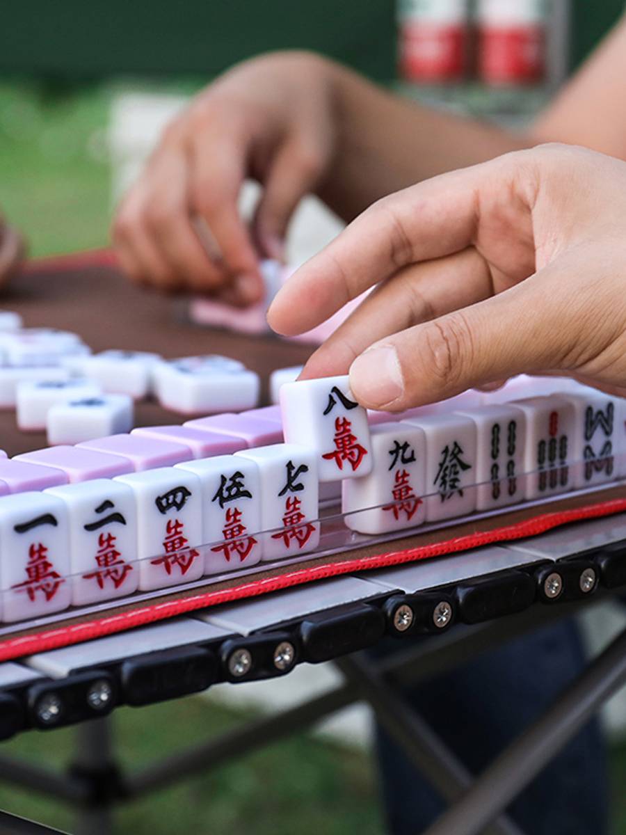 the mini mahjong dorm has a portable, cute, mini net red family with hands