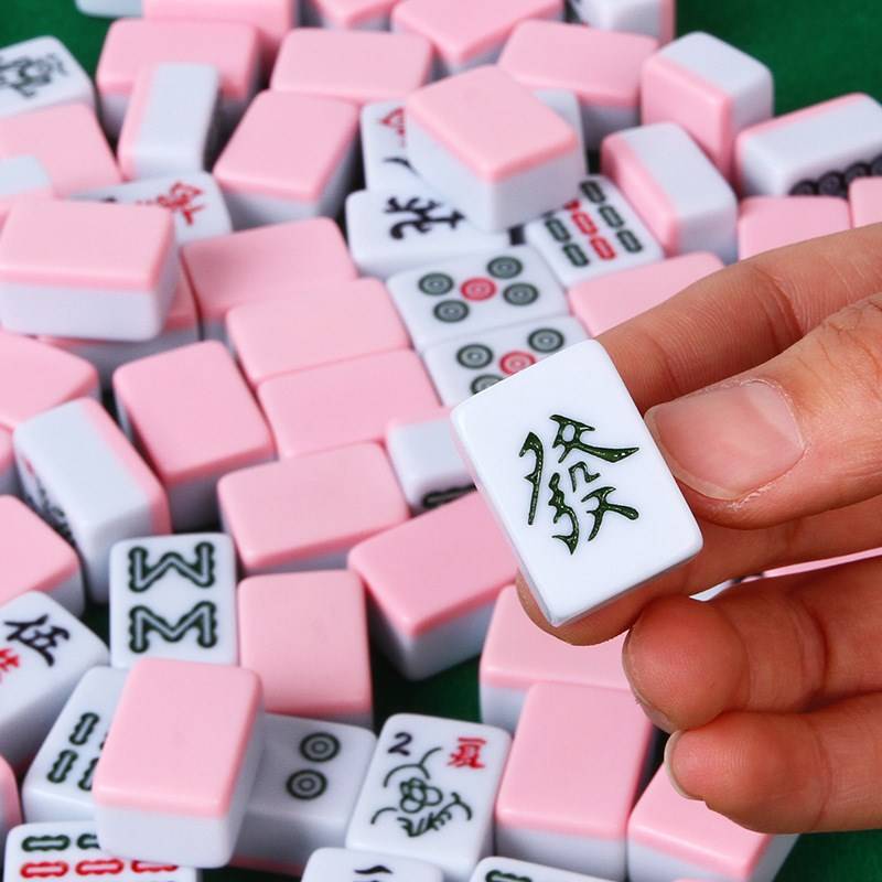 THE MAHJONG TRAVELS OUTDOORS WITH THE MAHJONG'S HAND ON THE MAHJONG D