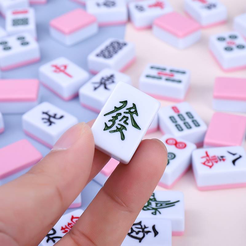 the mini mahjong travel room is portable and cute, and the red room on the outdoors is hand-painted with a little manda