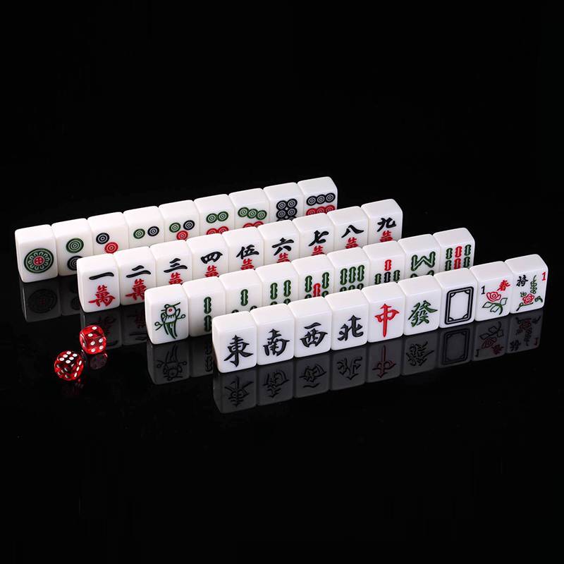 The mahjong family used their hands to swung the 1st medium mahjong hand, playing mahjong with 144 dice for the gift table