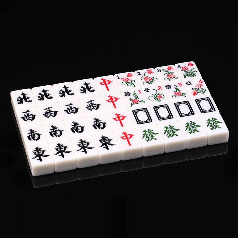 The mahjong family used their hands to swung the 1st medium mahjong hand, playing mahjong with 144 dice for the gift table