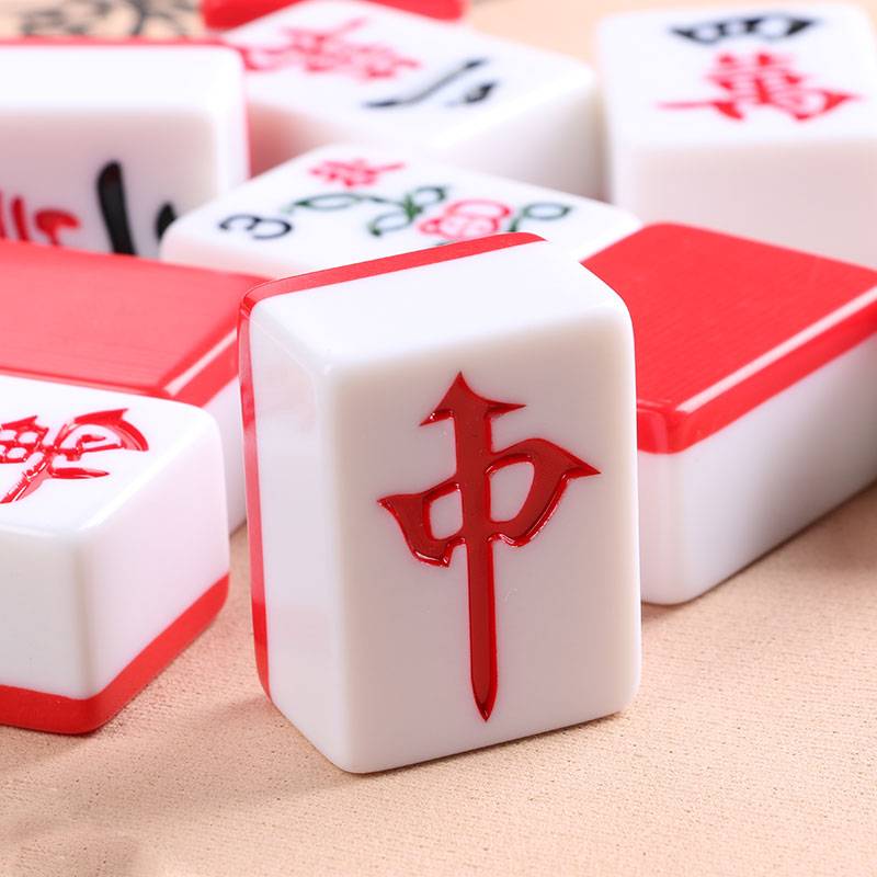 The mahjong mahjong family used their hand to swish the medium-size medium-size hand, playing 144 cardboard dice