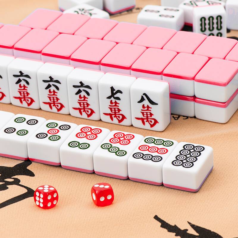 The mahjong mahjong family used their hand to swish the medium-size medium-size hand, playing 144 cardboard dice