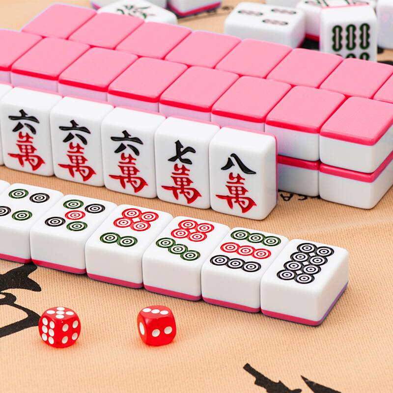 The mahjong mahjong family used their hand to swish the medium-size medium-size hand, playing 144 cardboard dice