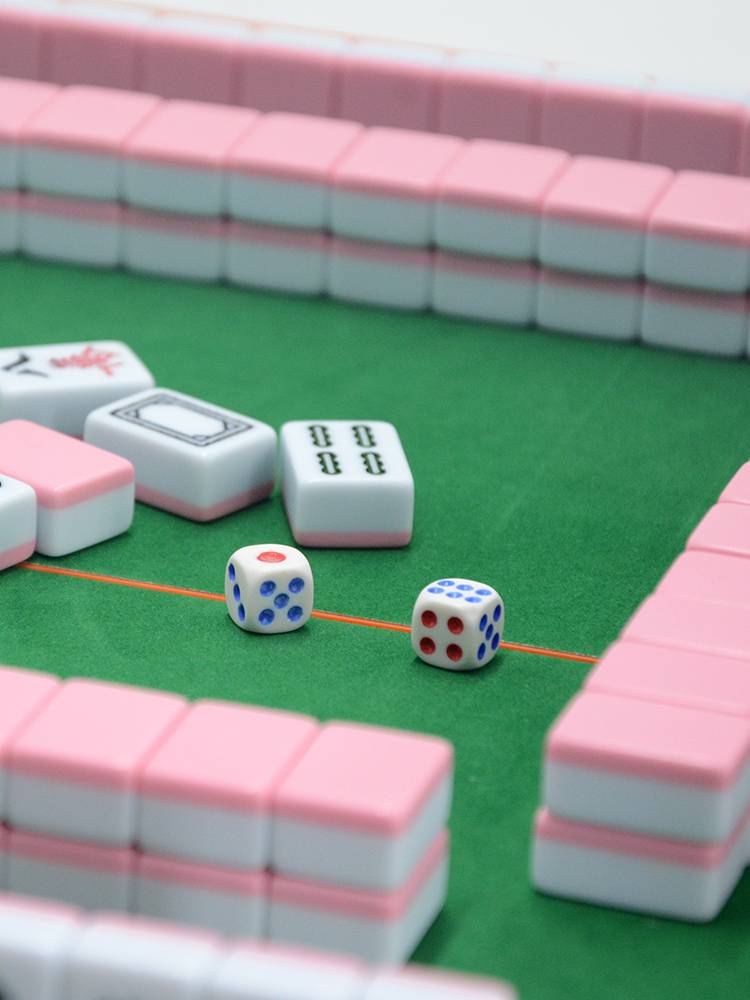 the mini mahjong travel room is portable and cute, and the red room house on the outdoors is rubbing little sparrows with hands