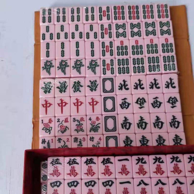 The mini mahjong little mahjong red mahjong mahjong table folded in the portable travel house