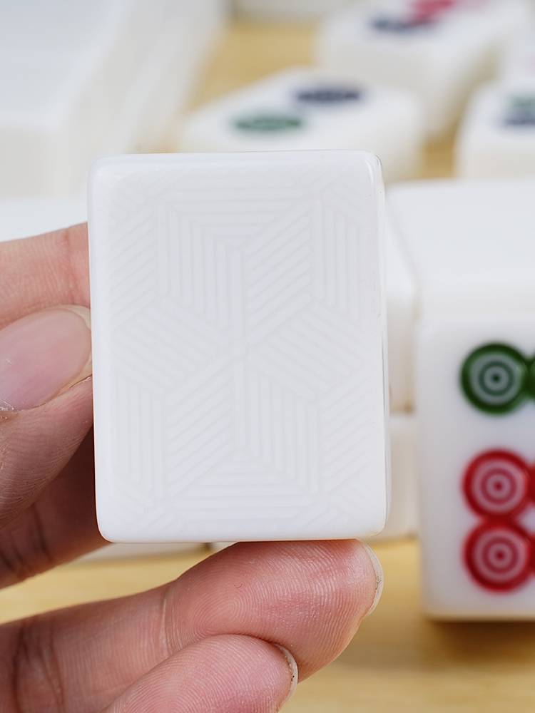 The mahjong family used their hands to purge the mahjong machine with the mahjong medium number 144 sparrows, the Sichuan White Jadestone