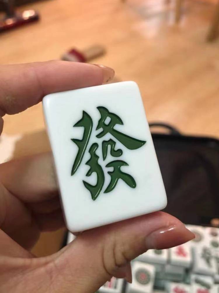 A single mahjong medium model with a full automatic four-mouth machine with a magnetic new e-mail