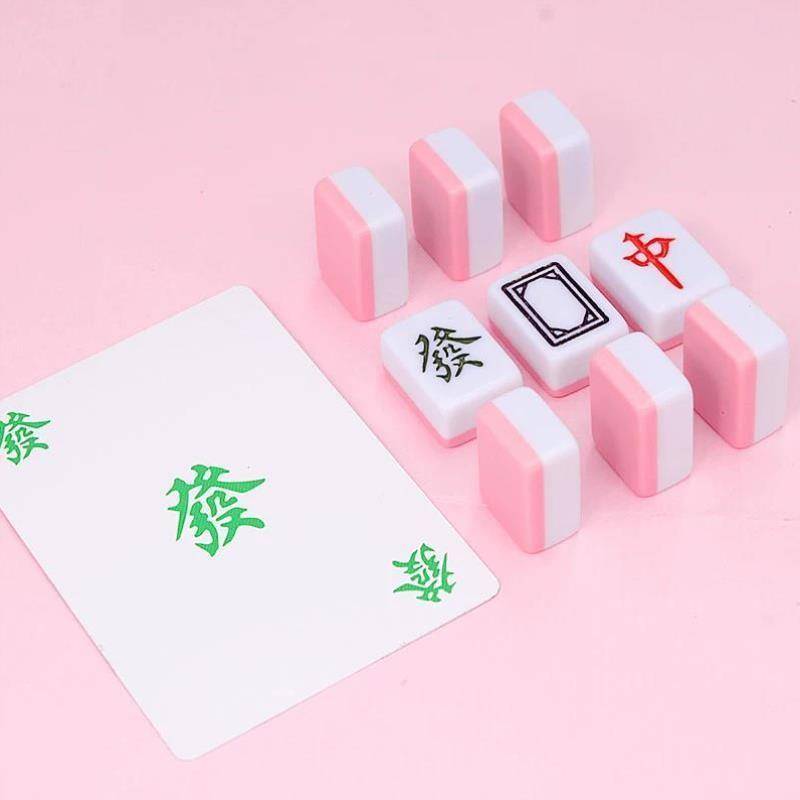 the mini mahjong's portable, lovely mini pocket room family used their hands to rub small mahjong cards