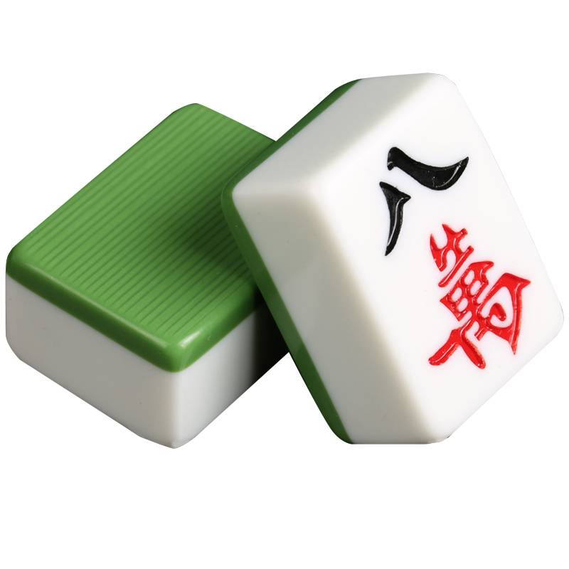 The mahjong family used their hands to rub the mahjong with their hands