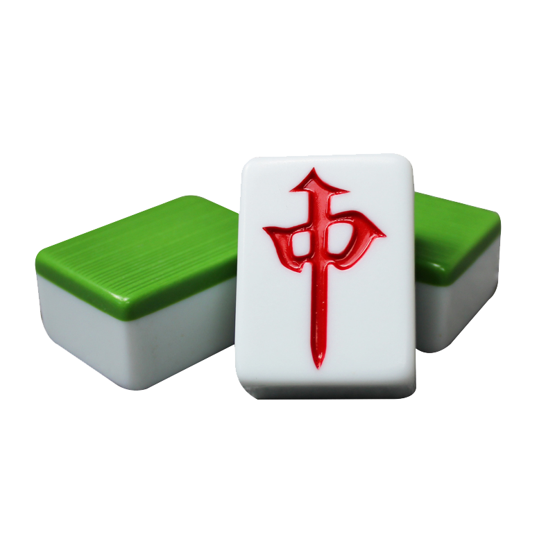 The mahjong family used their hands to rub the mahjong with their hands
