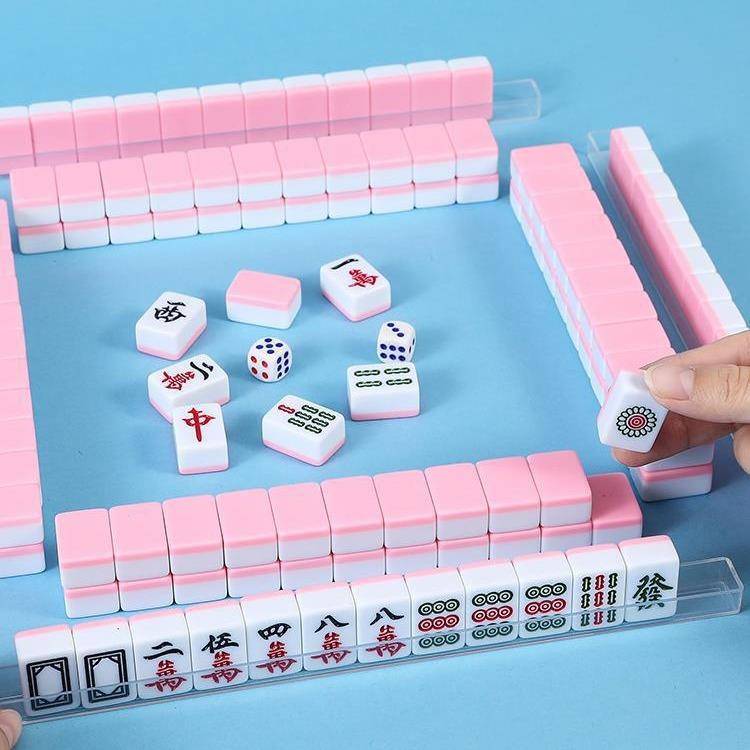 The mini mahjong company carries the small mahjong card with its hand