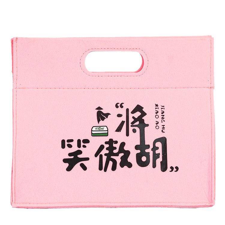The mini mahjong company carries the small mahjong card with its hand