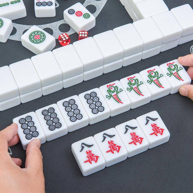 The mahjong mahjong family used to rub their hands in the middle of the first-large blue field-colored aluminium box to bring round-table dice